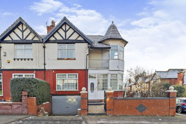 Spacious Fully Furnished 4-Bed Semi-Detached House with Basement